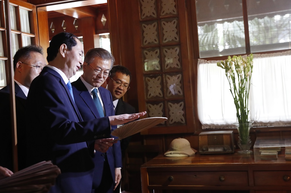 ▲베트남을 국빈 방문 중인 문재인 대통령과 쩐 다이 꽝 베트남 주석이 23일 오전(현지시간) 하노이 호찌민 주석의 거소 내 방을 둘러보고 있다.(연합뉴스)