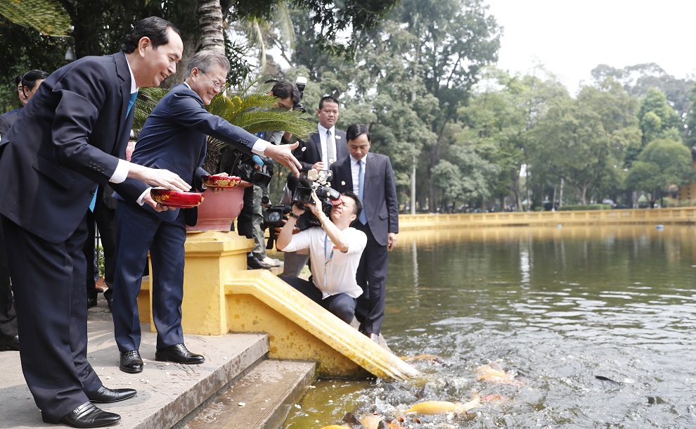 ▲베트남을 국빈 방문 중인 문재인 대통령과 쩐 다이 꽝 베트남 주석이 23일 오전(현지시간) 하노이 호찌민 주석의 거소를 둘러 본 뒤 바로 앞 연못 잉어들에게 먹이를 주고 있다. (연합뉴스)