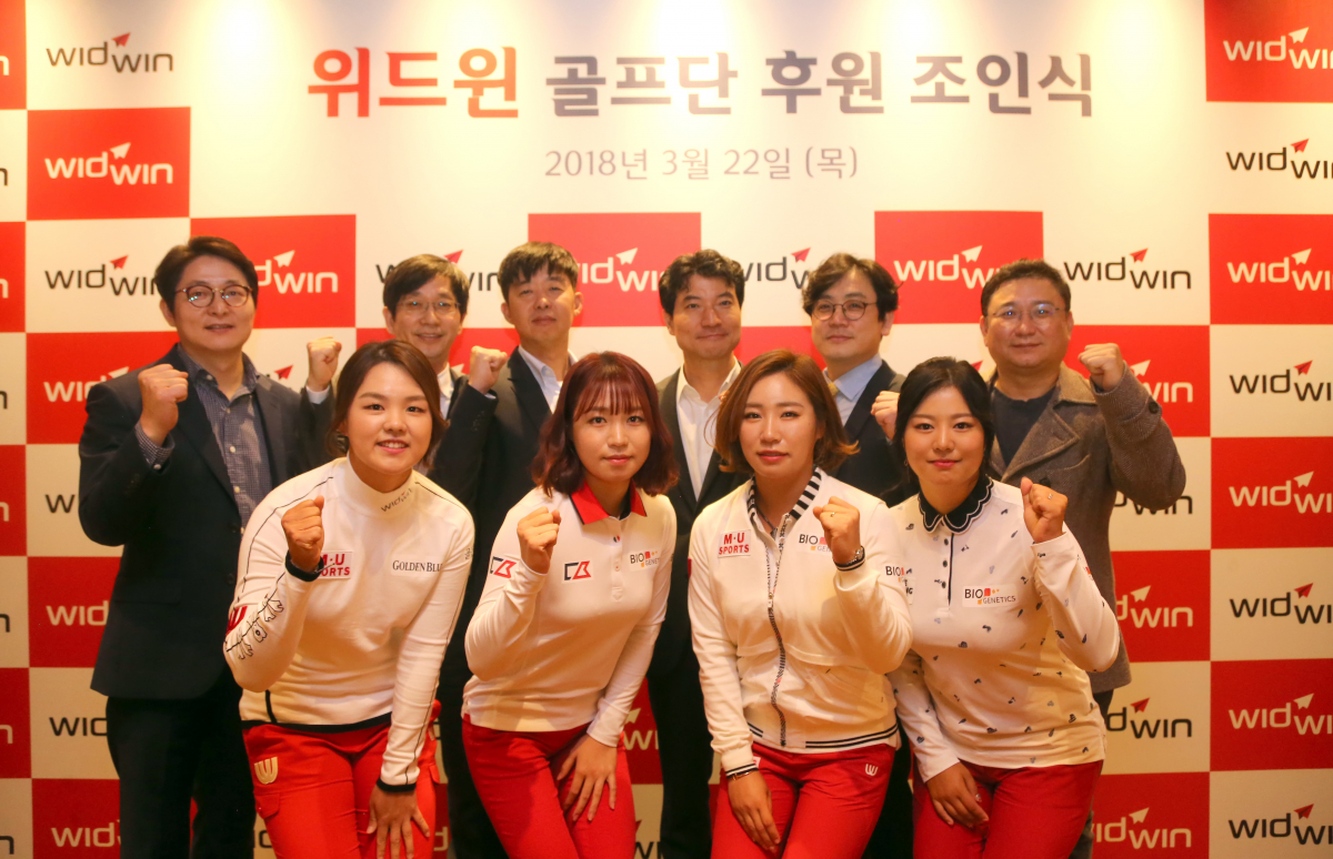 ▲파이팅하는위드윈골프단의 최유림, 김희망, 남소연, 김리안(왼쪽부터)과 회사 임원들.(사진=위드윈스포츠)