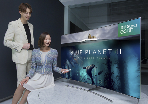 ▲삼성전자 모델이 이 달부터 새롭게 추가된 ‘BBC Earth UHD 2’ 채널을 통해 '블루 플래닛2(Blue Planet2)' UHD 화질 다큐멘터리 영상을 시청하고 있다.(사진제공=삼성전자)