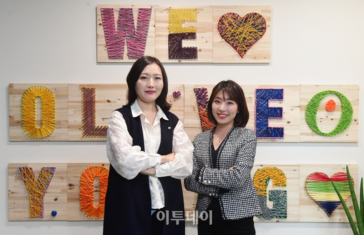 ▲올리브영 웨이크메이크 팀이 21일 서울 용산구 한강대로 사무실에서 이투데이와 인터뷰에 앞서 포즈를 취하고 있다. 고이란 기자 photoeran@