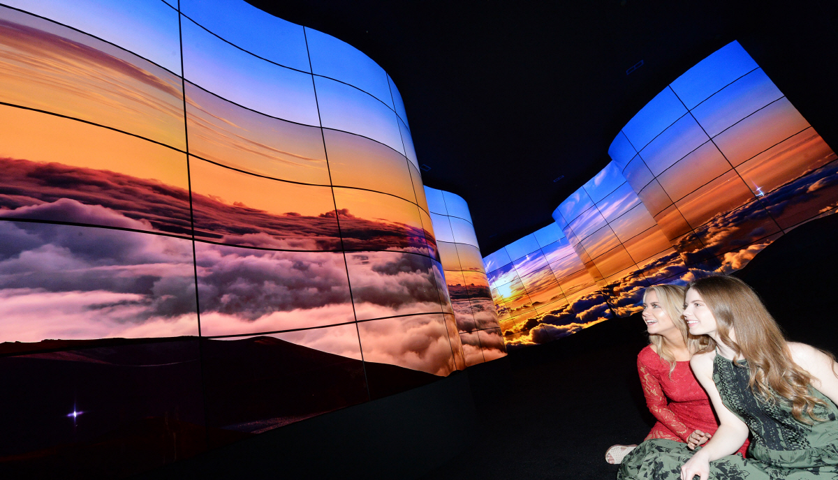 ▲LG전자가 CES 2018에서 전시장 입구에 곡면 55형 올레드 246장을 이용해 설치한 초대형 ‘올레드 협곡’. 사진제공 LG전자