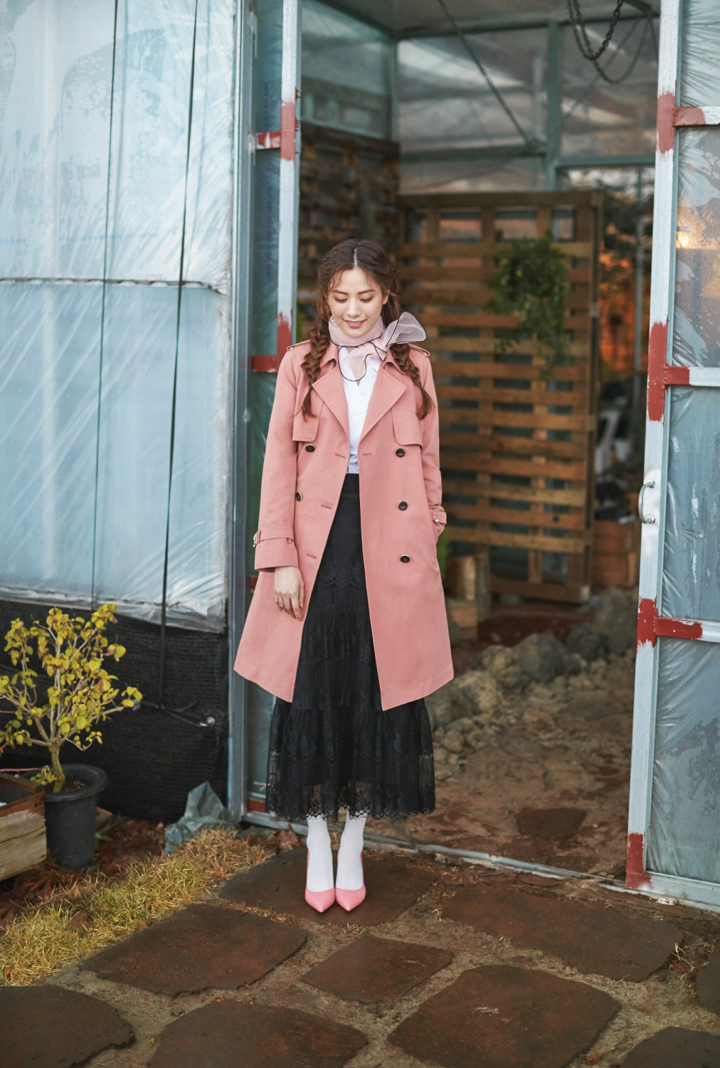 ▲신원 씨 트렌치코트(사진=신원)