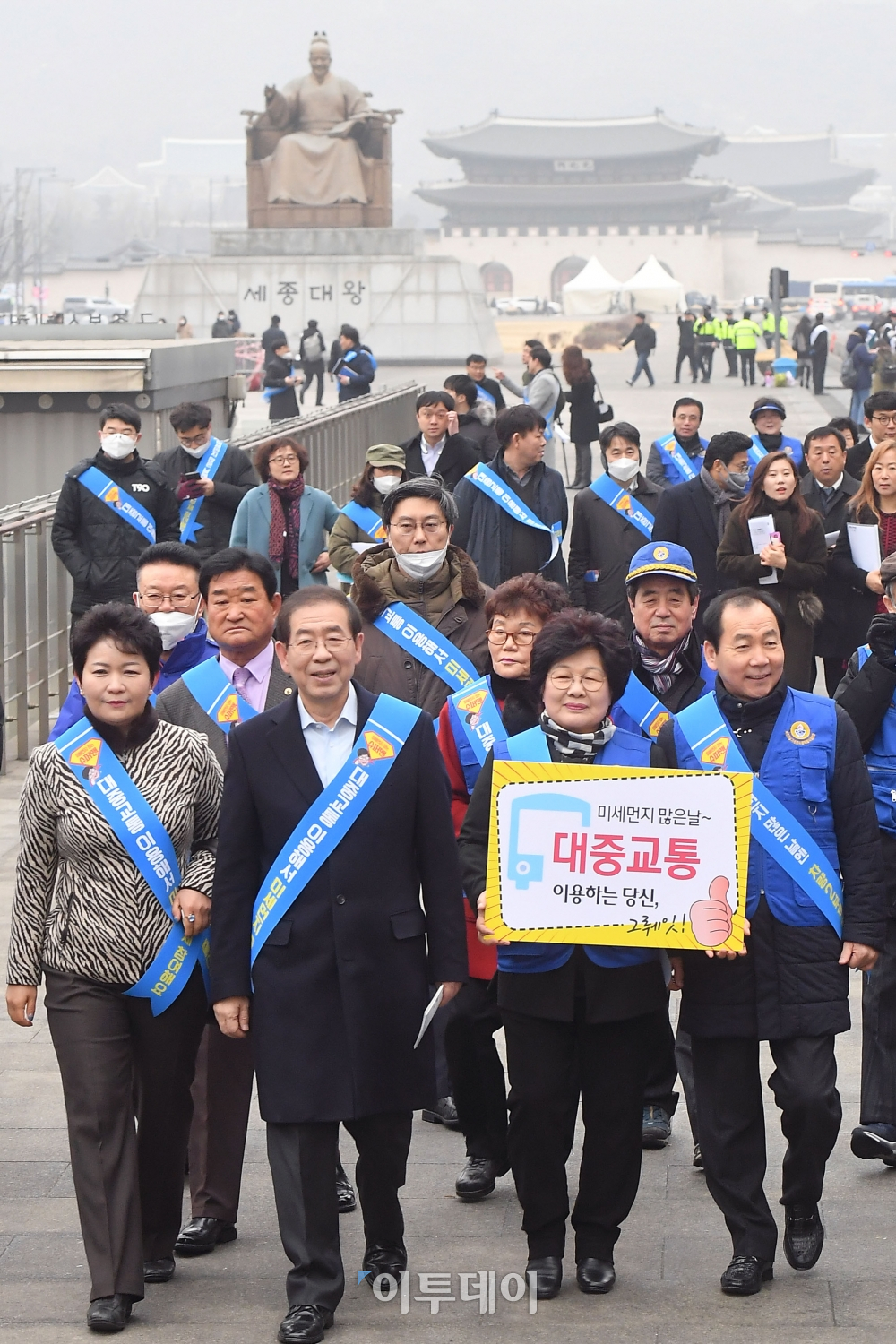 ▲박원순(앞줄 왼쪽에서 두 번째) 서울시장이 지난달 28일 오전 서울 광화문광장에서 환경단체, 시민단체 회원들과 '미세먼지 줄이기 시민참여 확산 캠페인'을 펼치고 있다.(이투데이DB)