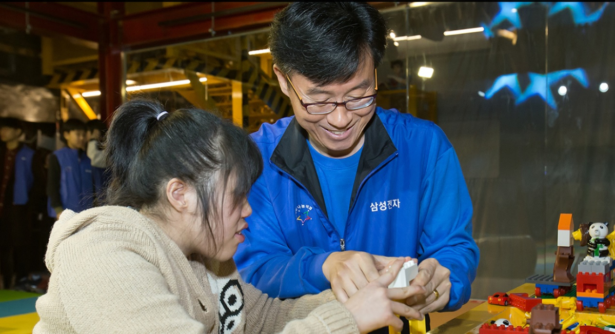 ▲삼성전자 임직원들이 24일 주몽재활원 장애인 어린이들과 함께 서울 상일동 태권V 박물관을 관람하고 있다.(사진제공=삼성전자)