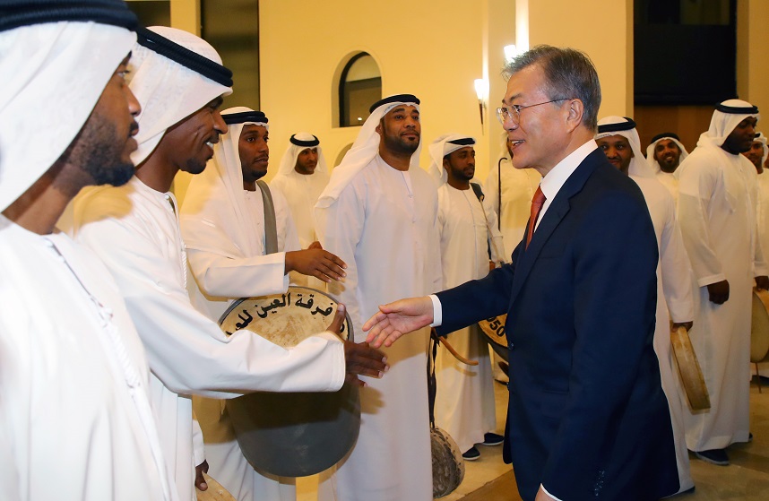 ▲문재인 대통령이 26일 오후 (현지시간) 아랍에미리트 아부다비 국립극장에서 열린 '한-UAE 문화교류 행사'에서 행사 관계자들과 악수를 하고 있다.(연합뉴스)
