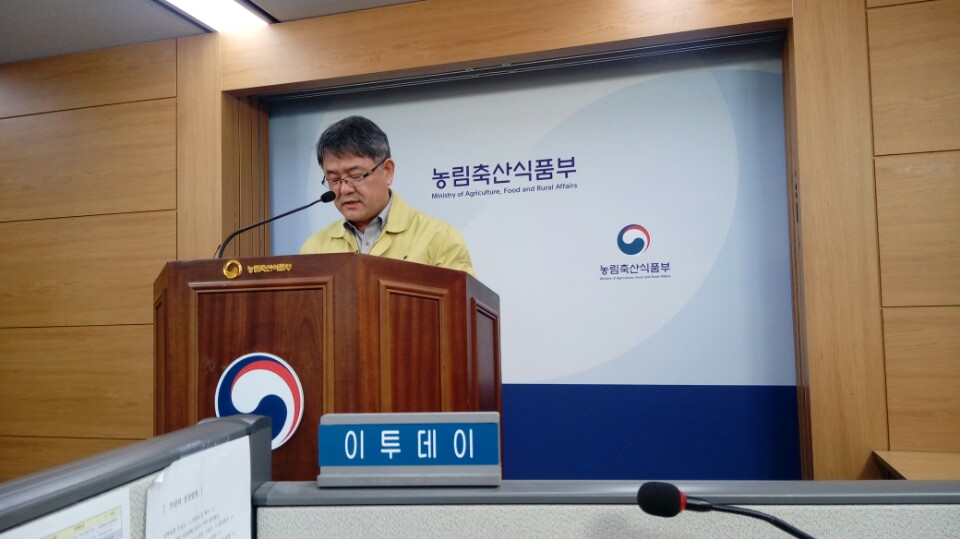 ▲구제역이 407일 만에 재발하면서 박봉균 농림축산검역본부장이 27일 농림축산식품부 기자실에서 긴급 브리핑을 하고 있다.