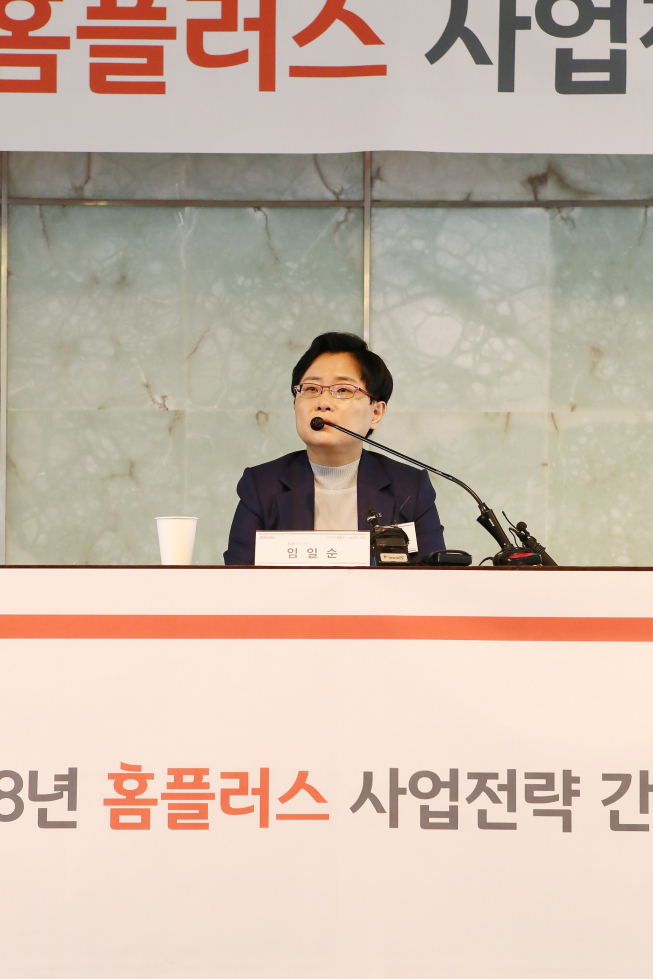 ▲임일순 홈플러스 사장이 27일 서울 더플라자 호텔에서 열린 간담회에서 대형마트와 창고형 할인점의 강점을 결합한 ‘홈플러스 스페셜’과 지역밀착형 커뮤니티몰 ‘코너스’를 소개하고 있다.(사진제공=홈플러스)