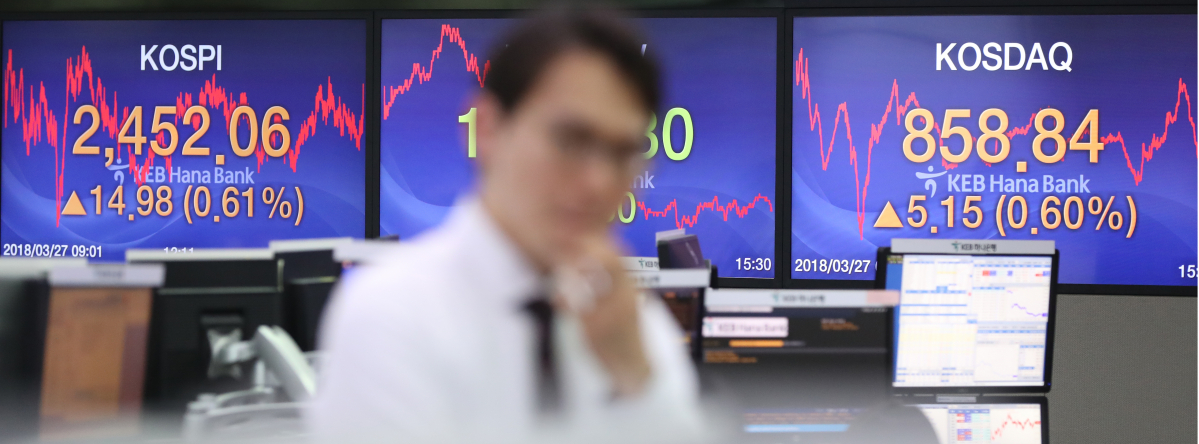 ▲코스피가 2452.06으로 장을 마감한 27일 오후 서울 중구 을지로 KEB하나은행 본점 딜링룸에서 딜러들이 업무를 보고 있다. 코스닥은 858.84로 거래를 마쳤다.(사진제공=연합뉴스)