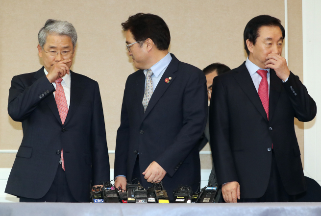 ▲27일 오후 국회 귀빈식당에서 열린 개헌논의를 위한 여야 3당 원내대표 회동에서 각 당 원내대표들이 손을 맞잡는 포즈를 취한 후 어색한 표정을 짓고 있다. 왼쪽부터 바른미래당 김동철 원내대표, 더불어민주당 우원식 원내대표, 자유한국당 김성태 원내대표. 2018.3.27(연합뉴스)