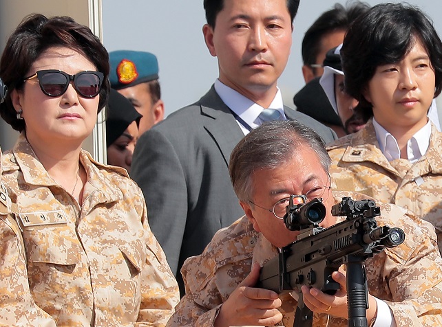 ▲아랍에미리트(UAE)를 공식 방문 중인 문재인 대통령이 27일 오전(현지시간) 아부다비에 주둔하고 있는 아크 부대를 방문해 부대에서 운용중인 소총을 조준해 보고 있다.(연합뉴스)