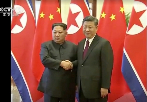 ▲28일(현지시간) 중국 CCTV가 김정은 북한 노동당 위원장과 시진핑 중국 국가주석이 악수하는 영상을 공개하고 있다. 로이터연합뉴스
