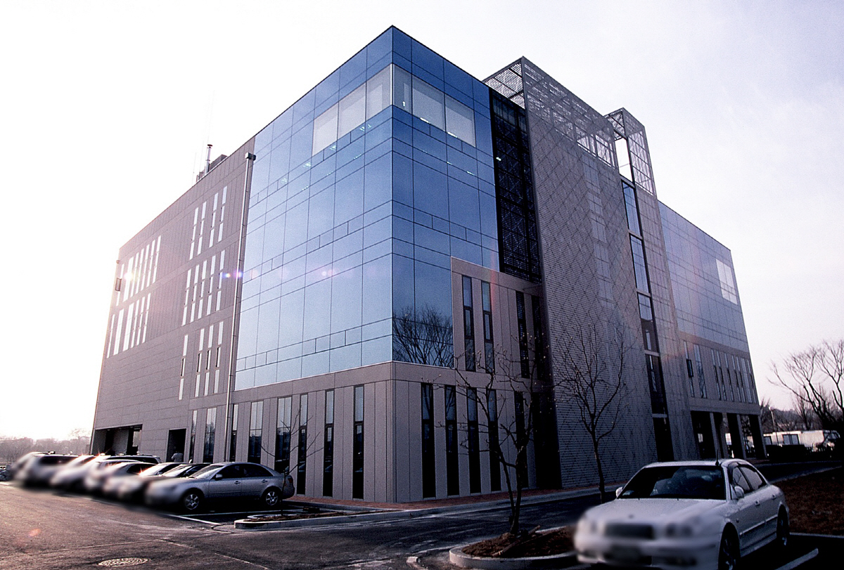 ▲웨이브일렉트로닉스는 2010년부터 약 600여억 원을 투자해 전주도금 방식으로 개발하기 시작한 OLED용 섀도마스크 기술 개발이 완성 단계에 접어들어 국내 최초 양산을 눈 앞에 두고 있다. 사진은 경기도 수원시에 위치한 본사 전경. 사진제공 웨이브일렉트로닉스