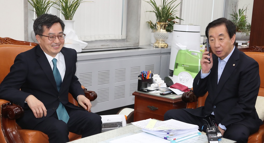 ▲자유한국당 김성태 원내대표가 27일 국회 원내대표실을 방문한 김동연 경제부총리를 접견하며 전화를 받고 있다. (연합뉴스)