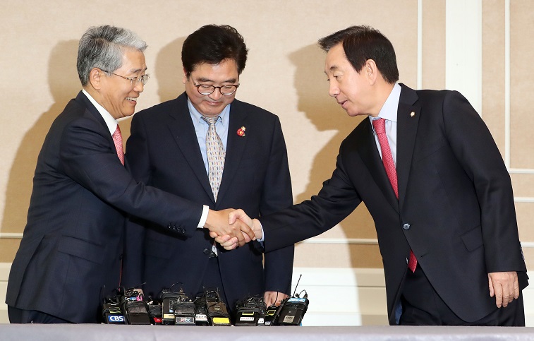 ▲27일 오후 국회 귀빈식당에서 열린 개헌논의를 위한 여야 3당 원내대표 회동에서 각 당 원내대표들이 인사하고 있다. 왼쪽부터 바른미래당 김동철 원내대표, 더불어민주당 우원식 원내대표, 자유한국당 김성태 원내대표.(연합뉴스)