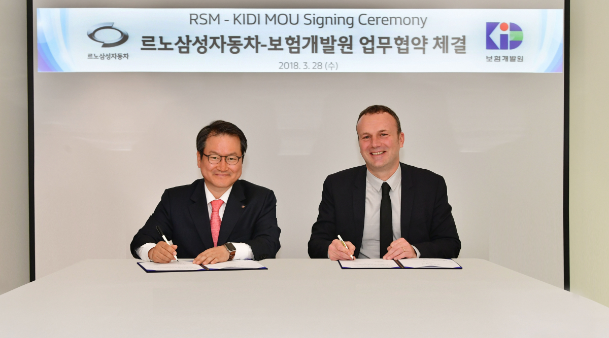 ▲성대규(왼쪽) 보험개발원장과 도미닉시뇨라 르노삼성자동차 대표가 28일  업무협약을 체결한 뒤 기념사진을 찍고 있다.(사진제공=보험개발원)