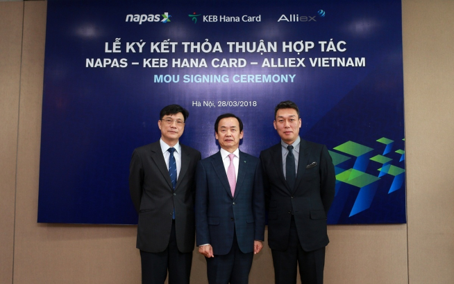 ▲29일 레 꾸옥 흥 NAPAS 사장(왼쪽부터), 정수진 하나카드 대표이사, 박병건 알리엑스 대표이사가 협약식 후 기념촬영을 하고 있다. (사진제공=하나카드)