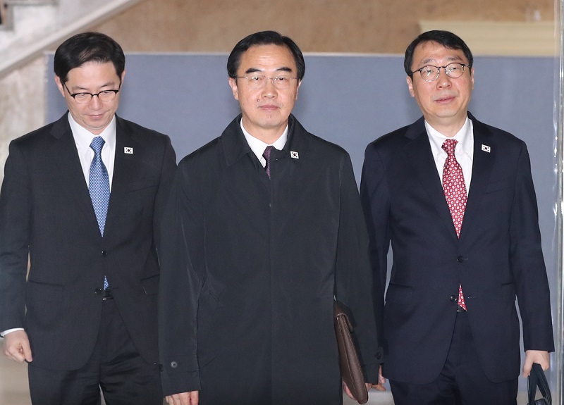 ▲남북 정상회담 준비를 위한 고위급회담에 참석하기 위해 조명균 통일부 장관(수석대표)과 천해성 통일부 차관, 윤영찬 청와대 국민소통수석이 29일 오전 서울 종로구 삼청동 남북회담본부에서 판문점 통일각으로 출발하고 있다. 남북 양측은 회담에서 4월 말 판문점 남측 평화의집에서 열릴 예정인 3차 정상회담의 날짜를 정하는 방안을 논의하고 의제에 대해서도 의견을 교환할 예정이다.(연합뉴스)