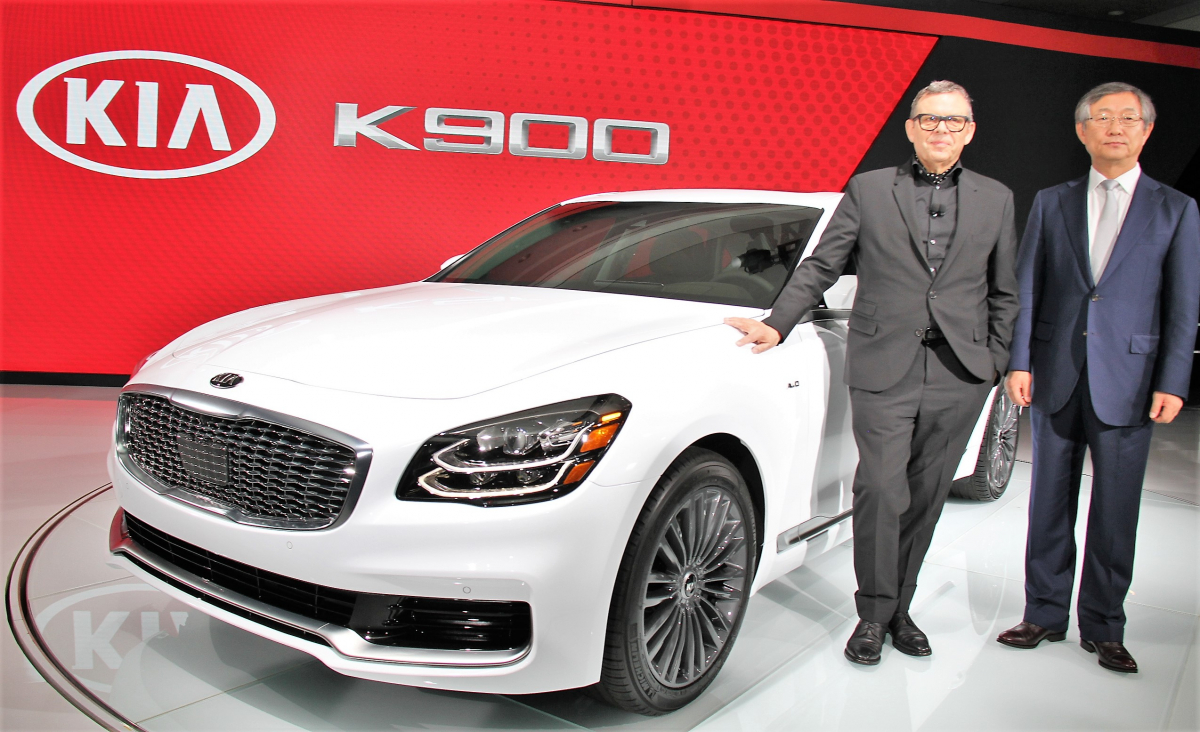 ▲기아차 내수 판매가 소폭 증가한 반면 해외시장에서 여전히 회복세에 접어들지 못하고 있다. 사진은 뉴욕모터쇼에 등장한 신형 K9의 모습. (사진제공=기아차)