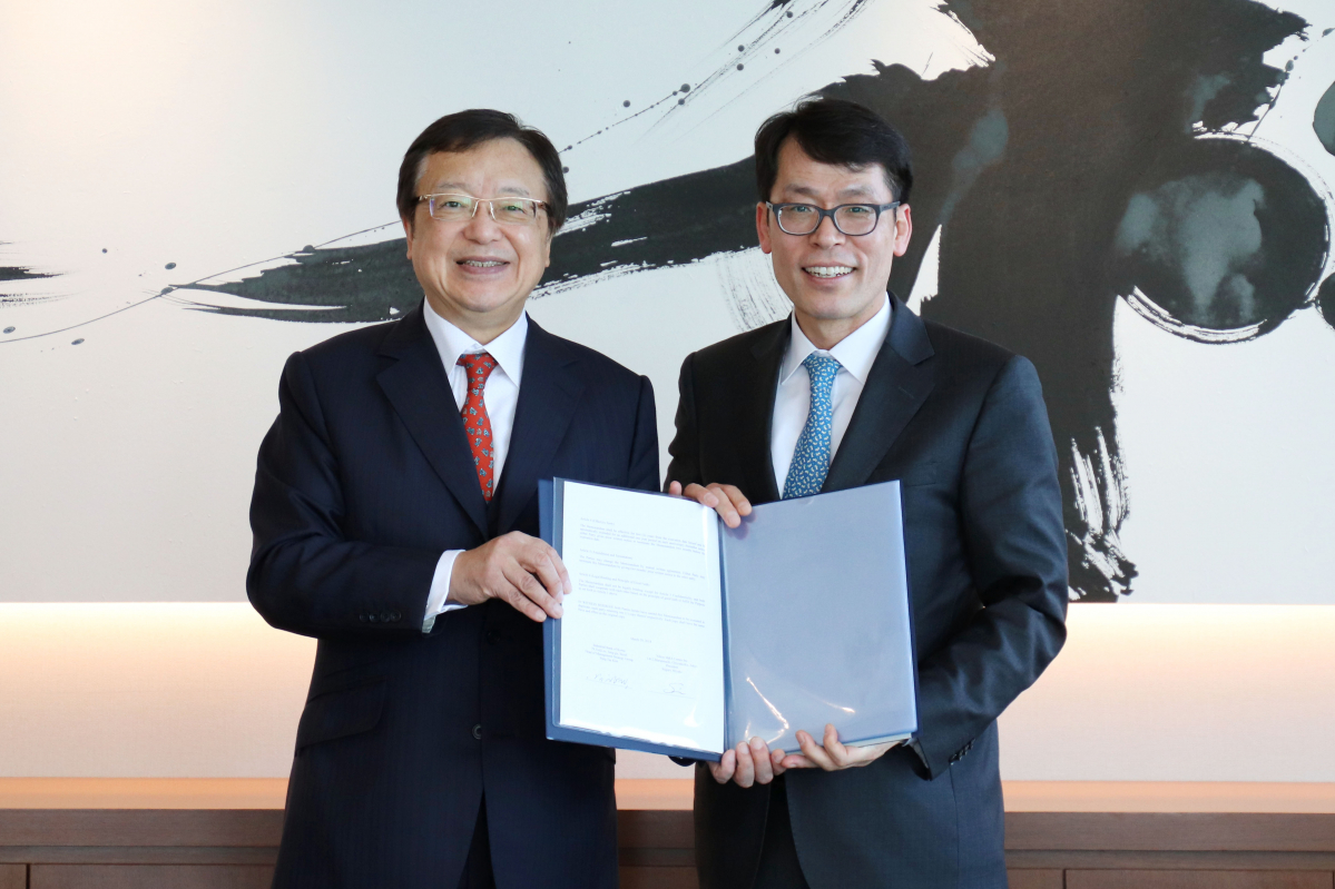 ▲기업은행 김성태 경영전략그룹 부행장(오른쪽)과 니혼M&A센터(Nihon M&A Center)’ 미야케 수구루 대표가 일본 도쿄 소재 니혼M&A센터 본점에서 협약식을 마치고 기념촬영을 하고 있는 모습