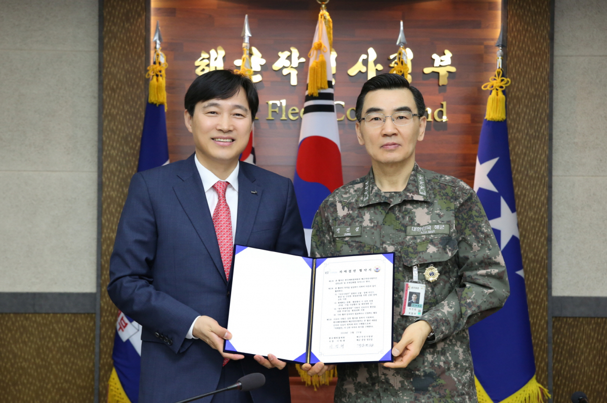 ▲이병래(왼쪽) 한국예탁결제원 사장이 29일 해군작전사령부와 자매결연 협약을 체결한 후 정진섭 해군작전사령부 사령관과 기념 촬영을 하고 있다.(사진제공=한국예탁결제원)