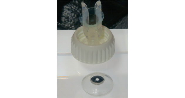 ▲유니버셜뷰가 제작한 지름 3㎝ 스마트 콘택트렌즈 모형. 니혼게이자이신문