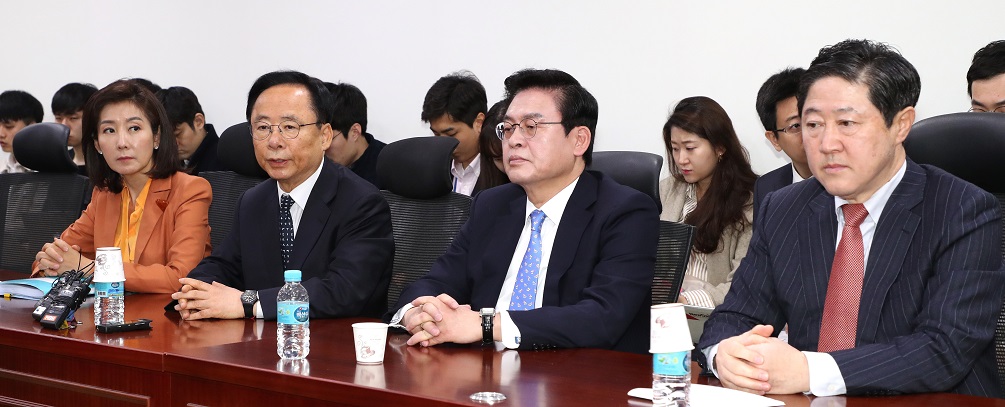 ▲자유한국당 나경원 의원(왼쪽부터), 이주영 의원, 정우택 의원, 유기준 의원이 29일 오전 국회 의원회관에서 기자회견을 열고 자유한국당 홍준표 대표의 리더십 및 지방선거 역할에 대한 발언을 하고 있다. (연합뉴스)