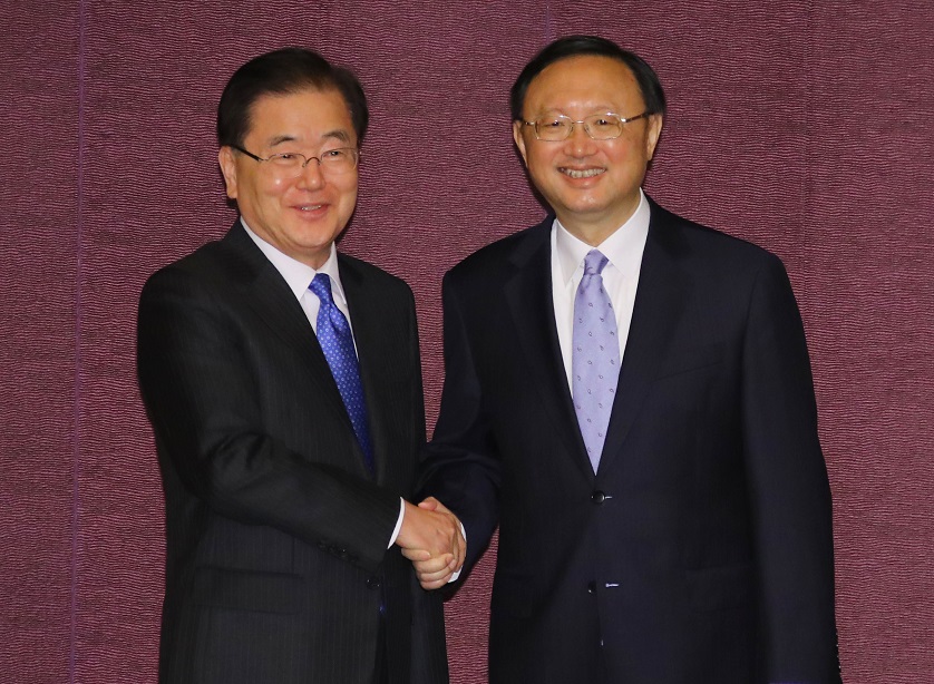 ▲정의용 국가안보실장(왼쪽)이 29일 오후 서울 조선호텔에서 시진핑 중국 국가주석의 특별대표 자격으로 방한한 양제츠 중국 외교담당 정치국 위원을 만나 악수하고 있다.(연합뉴스)