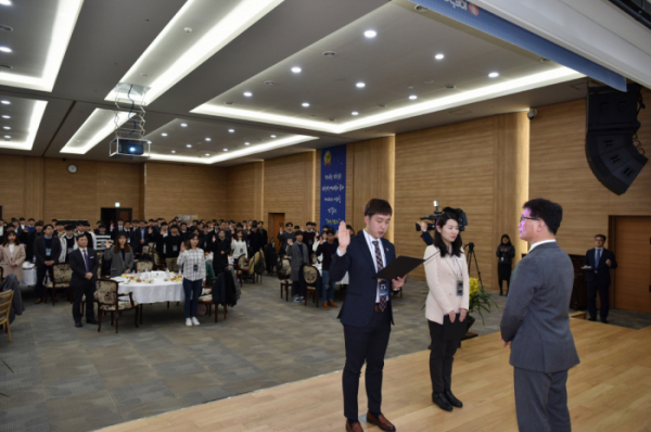 ▲한전은 2월 27일 본사에서 전국의 전기공학 분야 성적우수 학생들을 대상으로 장학증서 수여식을 개최하고 장학금을 전달했다. (사진=한국전력)