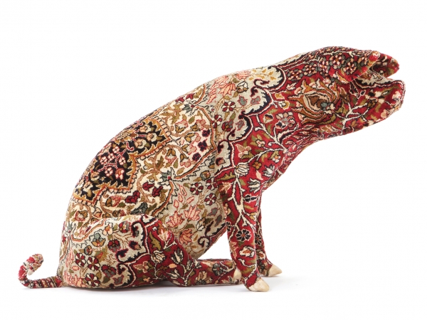 ▲Wim Delvoye, Tabriz, 2010, Stuffed carpet pig, 95x37x58cm(© Studio Wim Delvoye, Belgium. 이미지 제공: 스튜디오 빔 델보예, 갤러리현대)