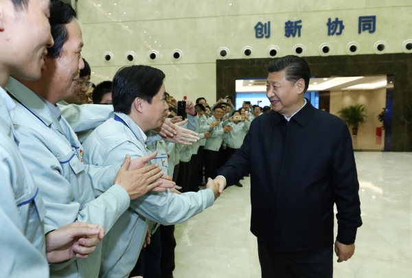 ▲시진핑(오른쪽) 중국 국가주석이 2월 13일(현지시간) 쓰촨성 청두의 한 공장을 방문해 근로자들과 악수하고 있다. 청두/신화뉴시스
