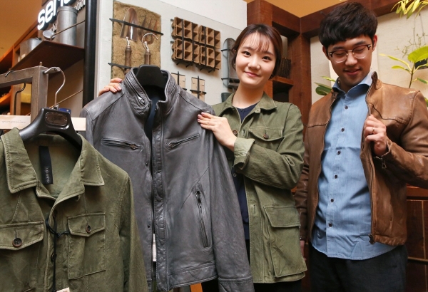 ▲현대백화점 무역센터점 7층 시리즈 매장에서 직원들이 가죽 재킷을 소개하고 있다.