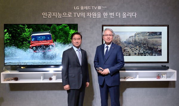 ▲최상규 한국영업본부장 사장(왼쪽), 권봉석 HE사업본부장 사장(오른쪽)이 ‘LG 올레드 TV AI ThinQ(씽큐)’를 선보이고 있다. 사진제공=LG전자