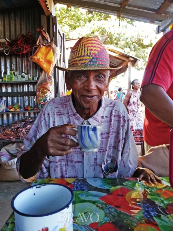▲장터에서 마다가스카르 커피를 마시는 신사 (이화자 제공)