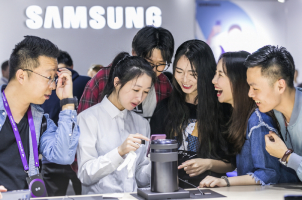 ▲갤럭시 S9' '갤럭시 S9+' 제품 발표회에 참석한 중국 미디어와 파트너들이 제품을 체험하고 있다.(사진제공=삼성전자)