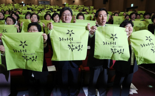 ▲8일 오후 국회 의원회관에서 열린 3·8 세계여성의 날 기념행사에서 바른미래당 유승민 공동대표, 자유한국당 김성태 원내대표, 민주평화당 조배숙 대표 등이 'me too'를 지지하는 퍼포먼스를 하고 있다.(연합뉴스)