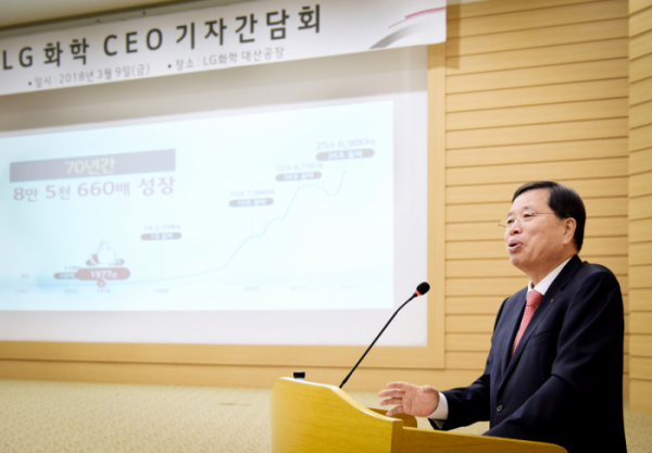 ▲LG화학 CEO 박진수 부회장이 3월 9일 LG화학 대산공장 기자간담회서 중장기 성장 목표를 발표하고 있다.(사진제공=LG화학)