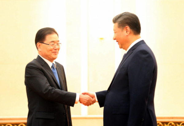 ▲시진핑 중국 국가주석(왼쪽)과 악수하는 정의용 청와대 국가안보실장(연합뉴스 )
