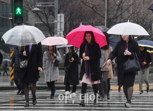 ▲출근길에 나서는 여성 근로자들의 모습. (이투데이DB)