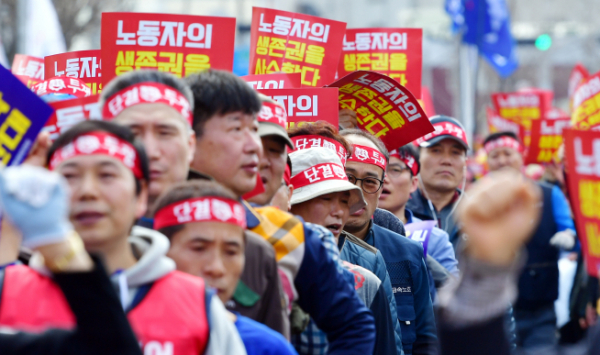 ▲금호타이어 노동조합이 '해외 매각 반대'와 '구조조정 철회' 등을 촉구하며 지난 14일 광주 광산구 영광통4거리에서 주총파업 결의대회를 열고 있다. (뉴시스)