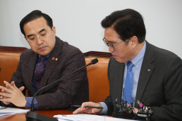 ▲더불어민주당 우원식 원내대표(오른쪽)와 박홍근 원내수석부대표가 23일 국회에서 열린 원내대책회의에서 대화하고 있다.(연합뉴스)