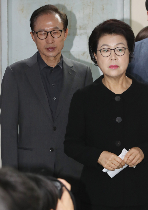 ▲이명박 전 대통령(왼쪽)과 부인 김윤옥 여사.(연합뉴스)