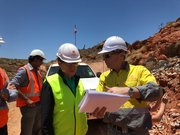 ▲권오준 포스코 회장이 지난해 11월 호주 필바라의 리튬광산을 방문해 현장을 점검하고 있다.  사진제공 포스코