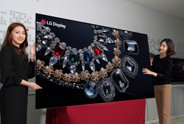 ▲LG디스플레이 모델들이 8K OLED 디스플레이를 소개하고 있다. 사진제공 LG디스플레이