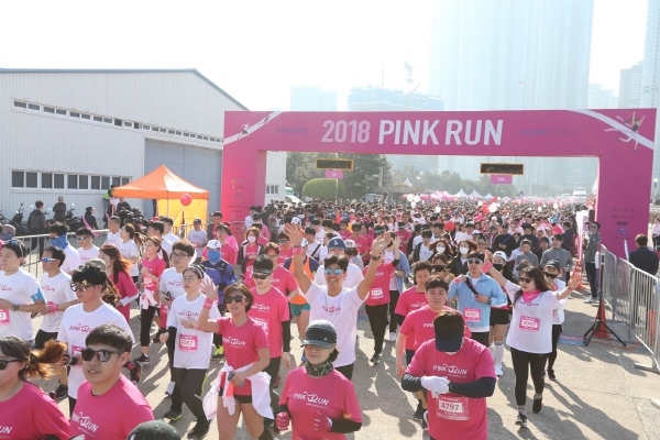 ▲25일 부산 수영만요트경기장에서 열린 2018 핑크런 마라톤 대회에서 참가자들이 마스크를 쓴 채 달리고 있다. 사진제공 아모레퍼시픽