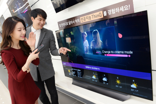 ▲LG전자 모델들이 인공지능 LG 올레드 TV를 소개하고 있다. (사진제공=LG전자)