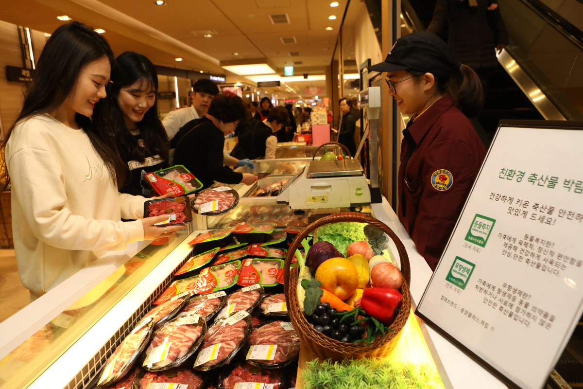 ▲롯데백화점이 ‘친환경 동물복지’ 상품을 통해 먹거리 안전에 나섰다. 사진제공 롯데백화점