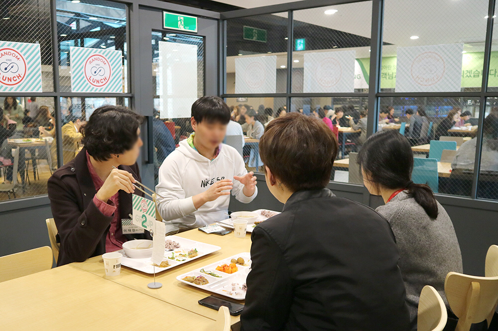 ▲위메프 구내식당인 ‘위메프 카페테리아’에서 ‘랜덤 런치’에 참여한 직원들이 회사가 제공하는 무료 점심을 먹으며 자유롭게 대화하고 있다. (사진제공=위메프)