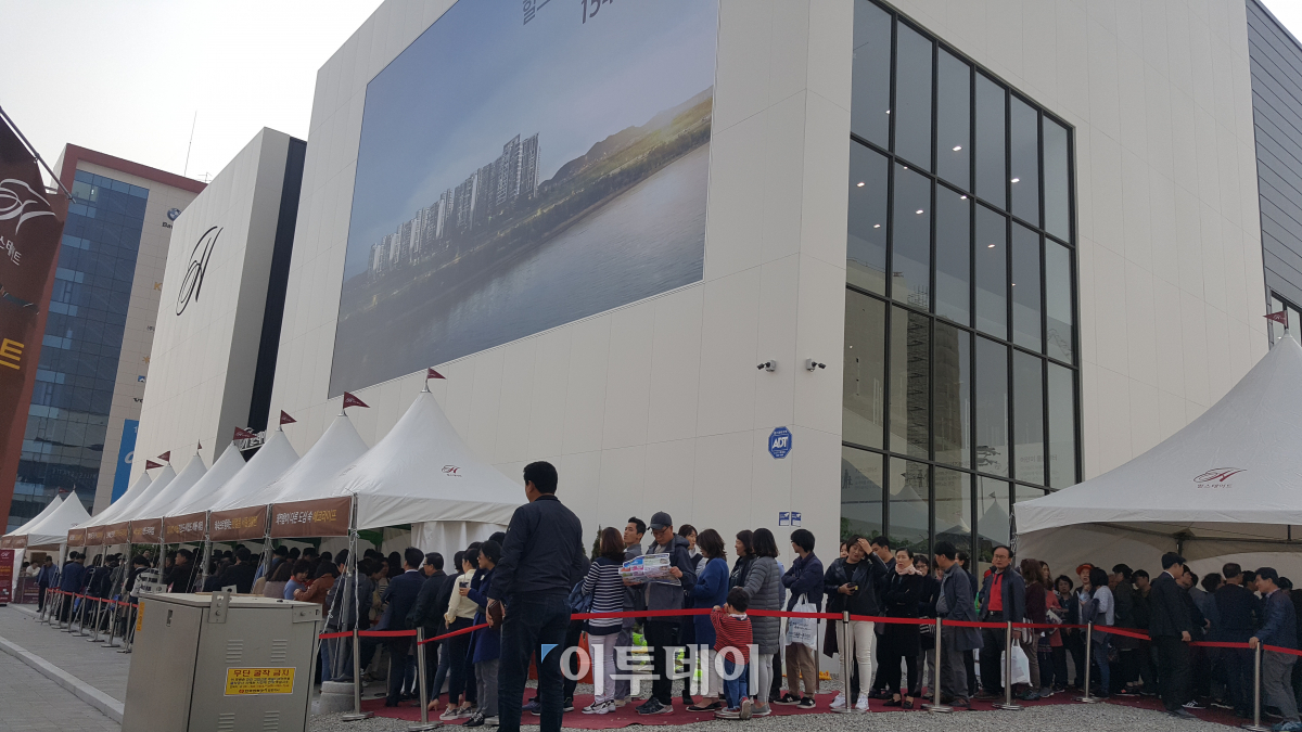 ▲현대건설이 30일 문을 연 '힐스테이트 리버시티' 견본주택 방문객들이 장사진을 이루고 있다.(사진=김정웅 기자)