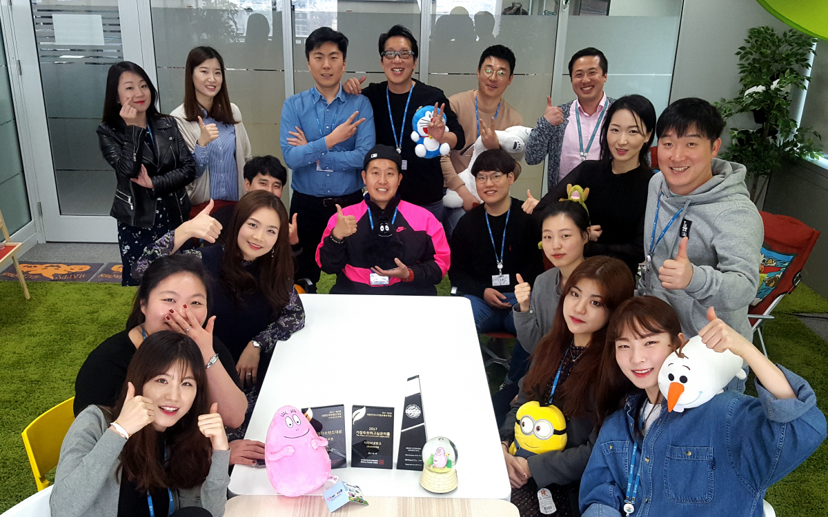 ▲GS25 마케팅팀이 본사 회의실에서 인터뷰에 앞서 사진촬영을 하고 있다. 마케팀은 소비자들에게 차별화된 즐거움을 제공하고자 고객 분석과 니즈를 파악해 다양한 마케팅 활동을 펼친다. 모바일 앱인 ‘나만의 냉장고’를 비롯해 미니언즈 우유를 탄생시켰으며, 업계 최초로 맥주 페스티벌을 기획해 새로운 축제문화를 제시했다. 사진제공 GS리테일